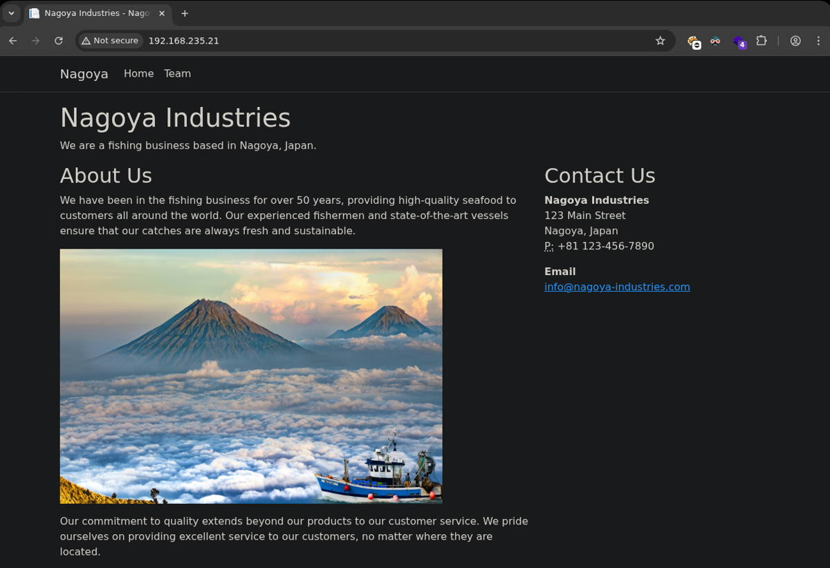 Página principal del sitio web de la empresa mostrando la sección de Equipo con nombres de empleados